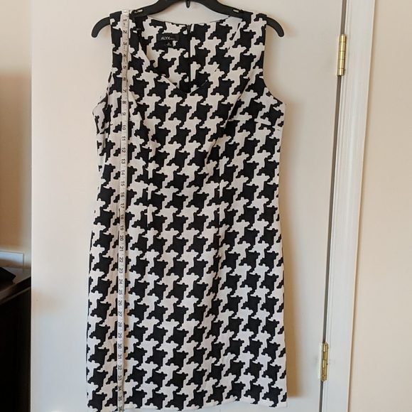 Dress - Picture 4 of 6